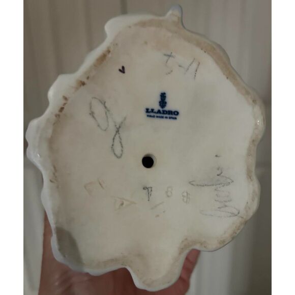 Lladro Dainty Lady #4934 - damaged hands - Picture 2 of 4